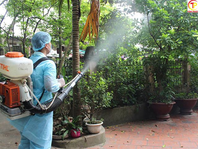 Phun hóa chất diệt côn trùng ngoài sân